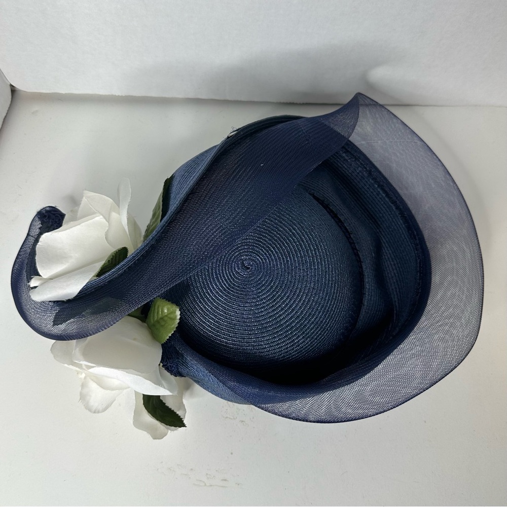 Elegant Vintage Navy Blue Hat with White Flower Accent - Picture 6 of 7
